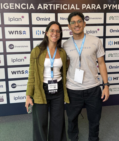 Andrea e Imanol, fundadores de WiseUtils, en el Somos PyMEs Summit